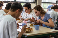 Programa que oferta três refeições nas escolas estaduais vai para o terceiro ano