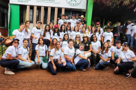 Alunos da rede reúnem-se em frente ao pavilhão