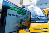 Novos ônibus escolares ampliam acesso à educação em Guaraqueçaba