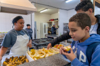 Arroz e feijão orgânicos: alimentação nas escolas está cada vez mais saudável