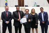 Programa estadual dos colégios cívico-militares é homenageado na Assembleia Legislativa