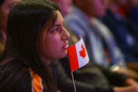 Os 1,3 mil estudantes da rede estadual de ensino do Paraná selecionados para o programa Ganhando o Mundo 2025 participaram, nesta segunda-feira (25), de uma das últimas etapas de preparação para a viagem de intercâmbio. O evento, que teve palestras orientativas e motivacionais, contou com a presença do governador Carlos Massa Ratinho Junior.