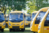 Em parceria com deputados, Governo começa entrega de 209 ônibus para a educação