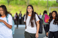 Inclusão e economia: pais e alunos aprovam kits escolares entregues pelo Estado