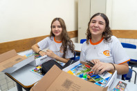 Inclusão e economia: pais e alunos aprovam kits escolares entregues pelo Estado