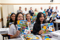 Inclusão e economia: pais e alunos aprovam kits escolares entregues pelo Estado