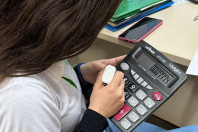 Alunas da rede estadual vão apresentar na Índia calculadora para deficientes visuais
