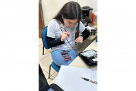 Alunas da rede estadual vão apresentar na Índia calculadora para deficientes visuais
