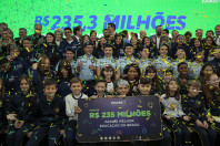 Telas interativas e chromebooks: governador entrega R$ 33,3 milhões em tecnologia a escolas