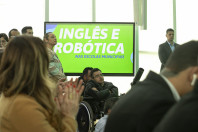 Estado apoiará municípios na implementação de inglês e robótica no Ensino Fundamental
