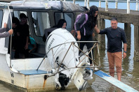 De barco, alunos de comunidades ribeirinhas e litorâneas têm acesso garantido à escola