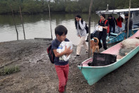 De barco, alunos de comunidades ribeirinhas e litorâneas têm acesso garantido à escola