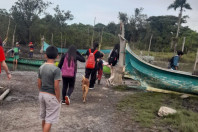 De barco, alunos de comunidades ribeirinhas e litorâneas têm acesso garantido à escola