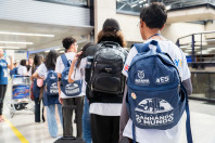 Ganhando o Mundo: com emoção e expectativas, 25 adolescentes embarcam para o Reino Unido 