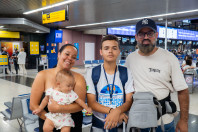 Ganhando o Mundo: com emoção e expectativas, 25 adolescentes embarcam para o Reino Unido 