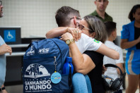 Ganhando o Mundo: com emoção e expectativas, 25 adolescentes embarcam para o Reino Unido 