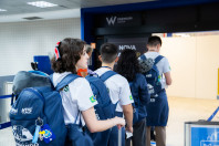 Ganhando o Mundo: com emoção e expectativas, 25 adolescentes embarcam para o Reino Unido 