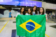 Ganhando o Mundo: com emoção e expectativas, 25 adolescentes embarcam para o Reino Unido 