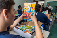 Alunos das Apaes do Paraná começam a receber kits com materiais escolares