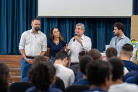 Alunos das Apaes do Paraná começam a receber kits com materiais escolares