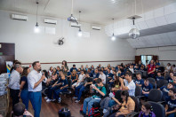 Alunos das Apaes do Paraná começam a receber kits com materiais escolares