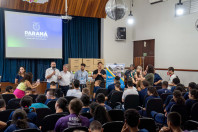 Alunos das Apaes do Paraná começam a receber kits com materiais escolares