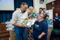 Alunos das Apaes do Paraná começam a receber kits com materiais escolares