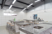 Investimento de R$ 3,5 milhões: colégio de Quitandinha ganha refeitório, laboratório e quadra coberta