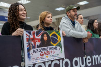 Ganhando o Mundo: abraços e alegria marcam a volta de 25 alunos do Reino Unido