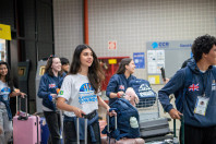 Ganhando o Mundo: abraços e alegria marcam a volta de 25 alunos do Reino Unido
