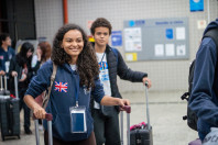 Ganhando o Mundo: abraços e alegria marcam a volta de 25 alunos do Reino Unido