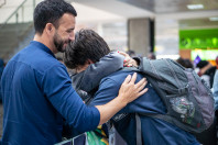 Ganhando o Mundo: abraços e alegria marcam a volta de 25 alunos do Reino Unido