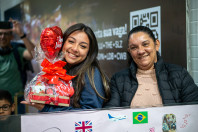 Ganhando o Mundo: abraços e alegria marcam a volta de 25 alunos do Reino Unido