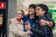 Ganhando o Mundo: abraços e alegria marcam a volta de 25 alunos do Reino Unido