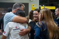 Ganhando o Mundo: abraços e alegria marcam a volta de 25 alunos do Reino Unido