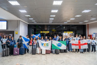 Ganhando o Mundo: abraços e alegria marcam a volta de 25 alunos do Reino Unido