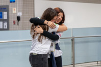 Ganhando o Mundo: abraços e alegria marcam a volta de 25 alunos do Reino Unido