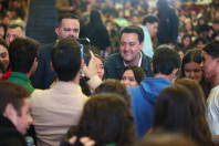 Veteranos e novos intercambistas do Ganhando o Mundo trocam experiências em Curitiba