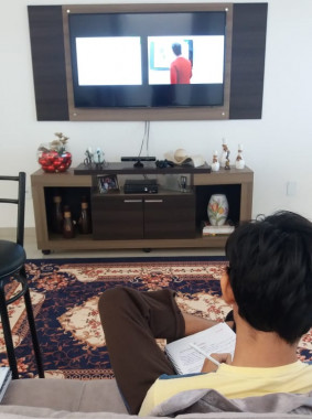 Aluno acompanha as aulas transmitida pela TV Aberta