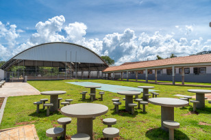 Estudantes kaingang do Colégio Estadual Indígena Cacique Gregório Kaekchot, em Manoel Ribas, ganharam quadra coberta e um novo espaço de refeitório e cozinha.