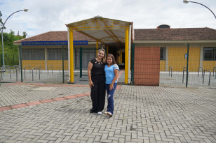 Colégio estadual de Campina Grande do Sul comemora um ano de atividades. Na foto, Ketelim Kauana Silva e sua filha Vitorya.