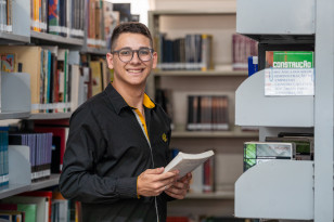 Carlos Eduardo Alves da Silva, de 19 anos, foi aprovado no 1º lugar, por cota de escola pública, no curso de Engenharia Civil