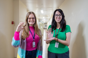 Na foto, Katherine Fischer, professora bilíngue surda e Jéssica Bonato, intérprete e tradutora de libra