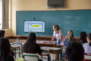 Professora ministra aula via educatron