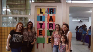 Pedagoga Márcia Montanholi (primeira à direita) transmite amor pelos livros aos estudantes