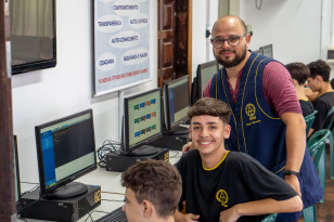 Prorrogado o prazo de inscrições do processo seletivo para professor-revisor dos materiais de apoio Livro de Registro de Classe Online (RCO+Aulas)