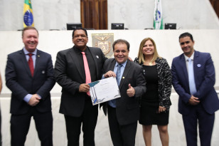Programa estadual dos colégios cívico-militares é homenageado na Assembleia Legislativa