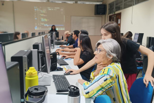 Egressa da rede estadual leva conhecimentos de programação a alunas do ensino médio