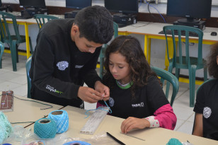 Colégios do Parceiro da Escola promovem aulas de crochê para estimular a concentração