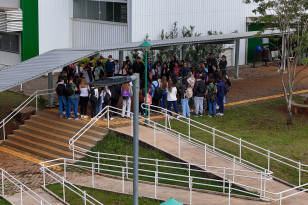 Alunos do colégio mais atingido de Rio Bonito do Iguaçu retornam à sala de aula para fechar o ano letivo